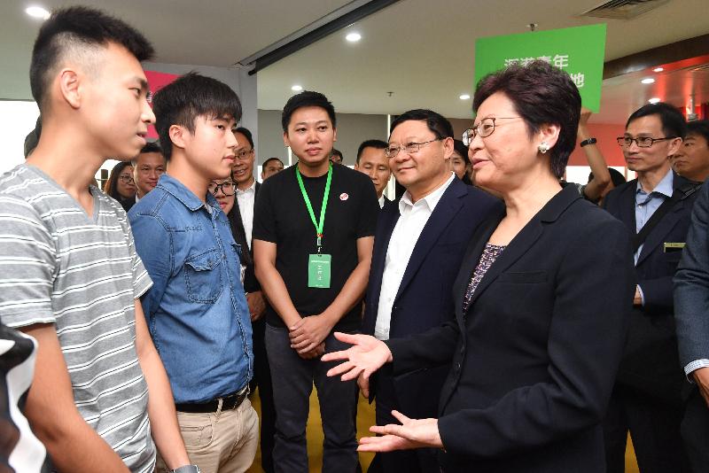 The Chief Executive, Mrs Carrie Lam (first right), in Shenzhen today (August 31) visited the Shenzhen-Hong Kong Youth Innovation Entrepreneurship Base. Photo shows Mrs Lam exchanging views with young people from Hong Kong and the Mainland.