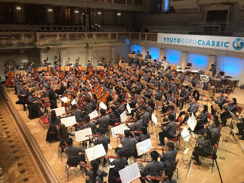 The Asian Youth Orchestra performed in Konzerthaus Berlin in Germany on August 30 (Berlin time) to celebrate the 20th anniversary of the establishment of the Hong Kong Special Administrative Region.
