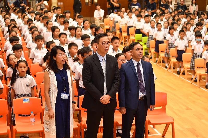 教育局局长杨润雄（前排中）今日（九月一日）探访基督教宣道会宣基小学，在开学礼上与该校师生合唱歌曲，传扬关爱信息。