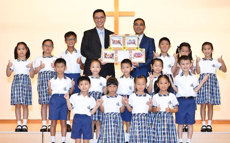 教育局局长杨润雄（后排左四）今日（九月一日）在基督教宣道会宣基小学开学礼上与该校校长郑坚民（后排右四）及学生合照。