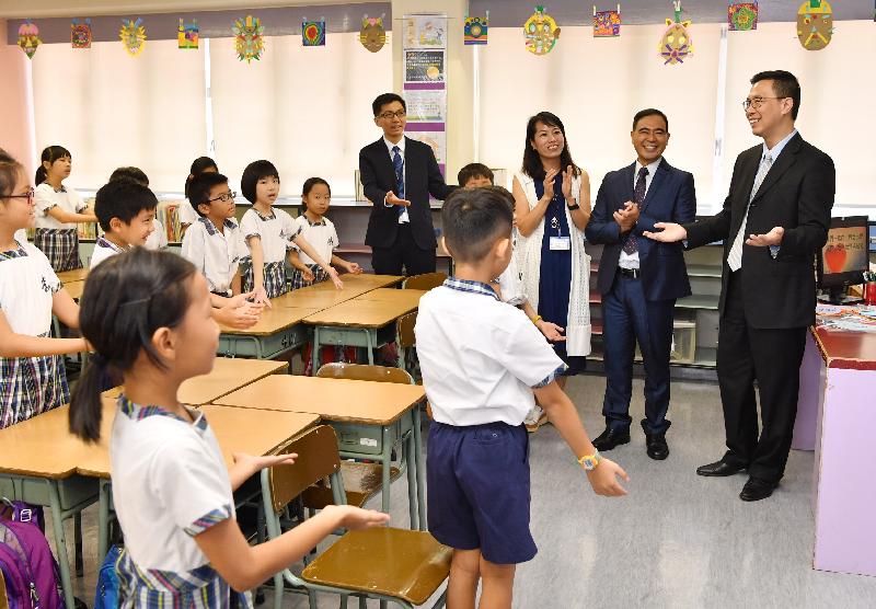 教育局局长杨润雄（右一）今日（九月一日）探访基督教宣道会宣基小学，参观课堂活动，并与师生合唱歌曲，传扬关爱信息。