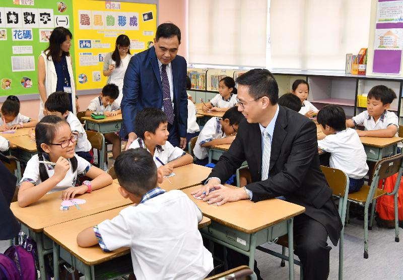 教育局局长杨润雄（右一）今日（九月一日）探访基督教宣道会宣基小学，参加课堂活动，与学生一同制作鼓励同学的书签。