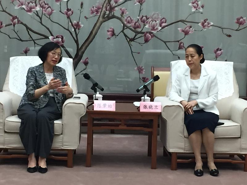 食物及卫生局局长陈肇始教授（左）今日（九月一日）在北京拜访中华全国妇女联合会，并与该会副主席、书记处书记张晓兰（右）会面。