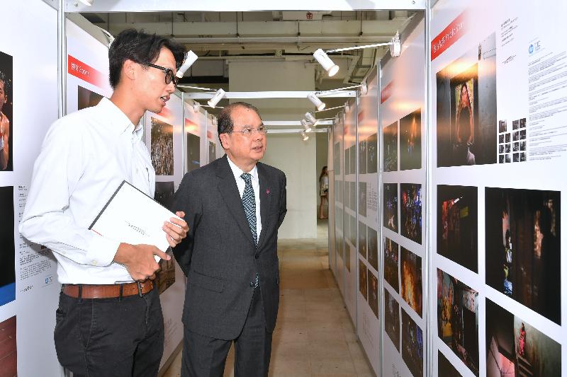 政务司司长张建宗（右）今日（九月一日）在香港浸会大学参观香港摄影记者协会《前线．焦点2016》新闻摄影比赛得奖作品展。