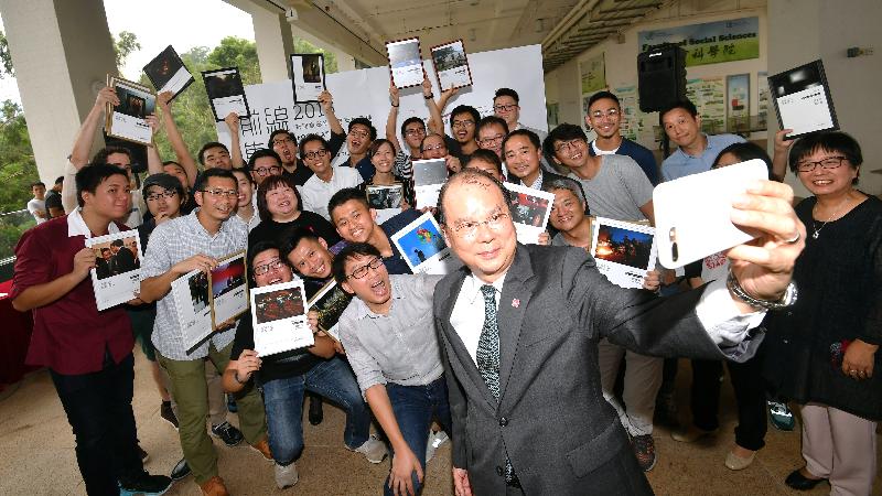 政务司司长张建宗今日（九月一日）在香港浸会大学出席香港摄影记者协会《前线．焦点2016》新闻摄影比赛得奖作品展暨颁奖礼。图示张建宗与其他嘉宾及得奖者在颁奖礼上自拍合照。