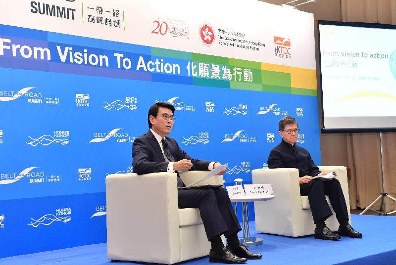 商務及經濟發展局局長邱騰華（左）及香港貿易發展局主席羅康瑞今日（九月四日）出席記者會，介紹九月十一日舉行的「一帶一路高峰論壇」的詳情。