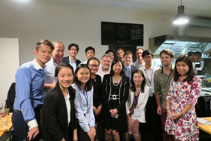 香港駐歐洲聯盟特派代表林雪麗（前排左四）八月三十日在比利時布魯塞爾與比利時香港協會主席皮埃爾．斯蒂爾（第二排左二）、協會其他會員和參加「港毅行．港精神」交流活動的香港青年在歡送晚宴上合照。