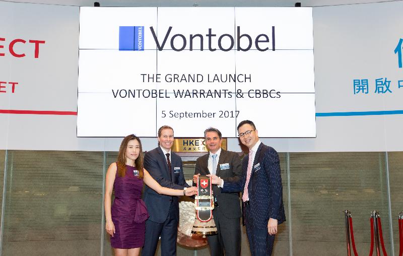 Swiss investment bank Vontobel held the Exchange Participants Induction Ceremony today (September 5) to mark the trading debut of its structured products in Hong Kong. Pictured from left at the ceremony are Vontobel's Head of Financial Products Trading Equities, Hong Kong, Ms Florence Ip; Head of Trading and Public Distribution, Asia, Mr Urs Pfister; Head of Vontobel Investment Banking, Mr Roger Studer; and Head of Financial Products Public Distribution, Mr Simon Yung. 