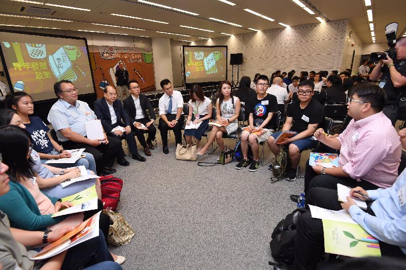 The Chief Secretary for Administration, Mr Matthew Cheung Kin-chung, and the Chairman of the Commission on Youth (CoY), Mr Lau Ming-wai, attended a public engagement session held by the Home Affairs Bureau and the CoY at the Education Bureau Kowloon Tong Education Services Centre this evening (September 6) to listen to the public's views on youth development policy. Picture shows Mr Cheung (eighth right); the Acting Permanent Secretary for Home Affairs, Mr Patrick Li (seventh right); and the Chairman of the Commission on Youth, Mr Lau Ming-wai (sixth right), listening to participants' views.