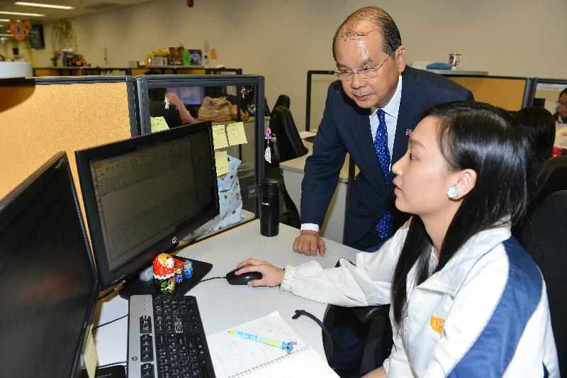 The Chief Secretary for Administration, Mr Matthew Cheung Kin-chung, visits the 1823 centre this afternoon (September 6) to learn about the handling of requests for assistance by Hong Kong students who have experienced delay in receiving their visas for studying in the United Kingdom.