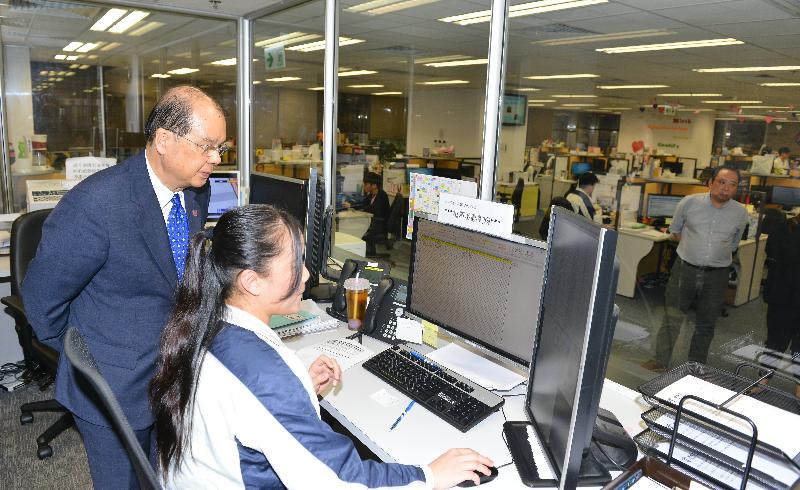 The Chief Secretary for Administration, Mr Matthew Cheung Kin-chung, visits the 1823 centre this afternoon (September 6) to learn about the handling of requests for assistance by Hong Kong students who have experienced delay in receiving their visas for studying in the United Kingdom.
