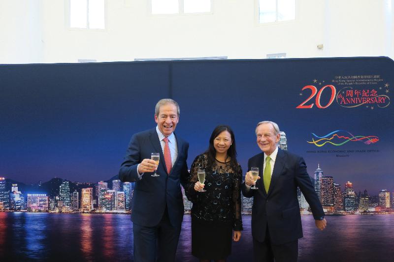 香港駐歐洲聯盟特派代表林雪麗、亞洲青年管弦樂團委員會主席詹康信（右）和比利時香港協會主席Piet Steel（左）昨日（布魯塞爾時間九月五日）在酒會上祝酒，一同祝賀香港特別行政區成立二十周年。