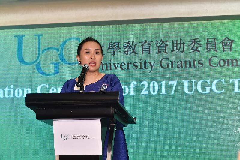 Professor Emily Chan, an awardee of the 2017 University Grants Committee Teaching Award, discusses her teaching philosophies today (September 7) at the award presentation ceremony.