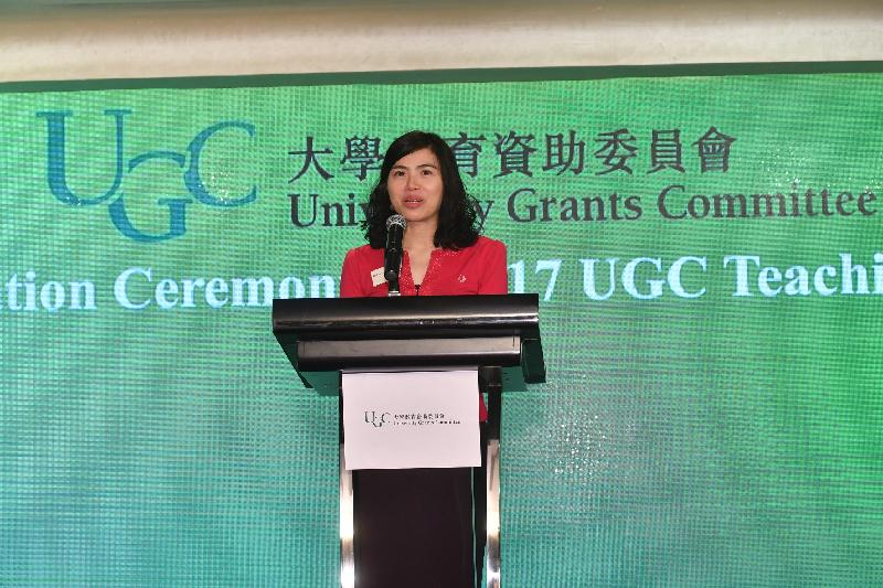 Professor Suzanne So, an awardee of the 2017 University Grants Committee Teaching Award, discusses her teaching philosophies today (September 7) at the award presentation ceremony.