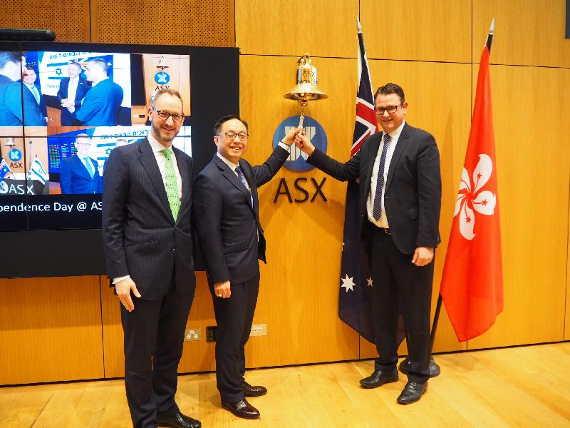 The Secretary for Innovation and Technology, Mr Nicholas W Yang (centre), meets with the Chief Operating Officer of Australian Securities Exchange (ASX), Mr Timothy Hogben (right), in Sydney, Australia today (September 7) to learn more about Australia’s measures to promote the listing of technology companies. Also pictured is the Executive General Manager of Listings, Issuer Services and Investment Products of ASX, Mr Max Cunningham (left).