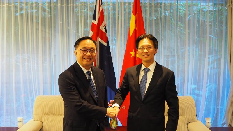 The Secretary for Innovation and Technology, Mr Nicholas W Yang (left), pays a courtesy call on the Chinese Consul General in Sydney, Mr Gu Xiaojie, in Sydney, Australia, today (September 7).