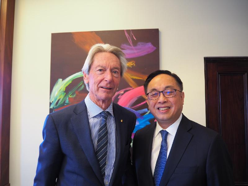 創新及科技局局長楊偉雄（右）今日（九月七日）在澳洲悉尼與澳洲創新與科學局董事會主席Bill Ferris（左）會面，了解澳洲推動創新的工作。