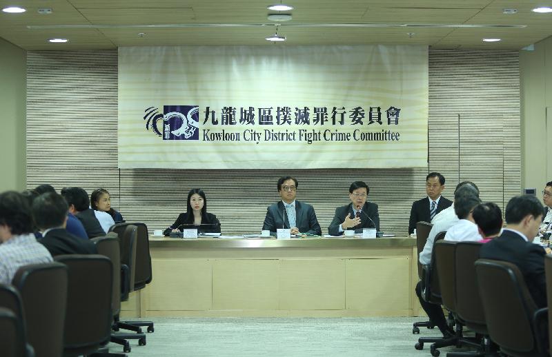 The Secretary for Security, Mr John Lee (second right), during a visit to Kowloon City this afternoon (September 7), attends a meeting of the District Fight Crime Committee of Kowloon City and discusses with its Chairman, Mr Siu Chor-kee (third right), and members various issues relating to the law and order situation and anti-drug efforts in the district.   