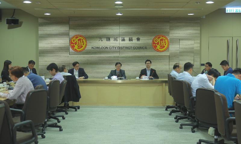 During his visit to Kowloon City this afternoon (September 7), the Secretary for Security, Mr John Lee (centre), accompanied by the Kowloon City District Officer, Mr Franco Kwok (left), discusses with members of Kowloon City District Council various issues relating to people's livelihood to learn more about the district and its future development.