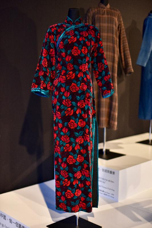 康乐及文化事务署香港电影资料馆（资料馆）由现在至明年一月一日，在资料馆展览厅举办「穿‧越‧时代：旗袍篇」展览，展出二十四套不同时期的旗袍戏服。图示梅艳芳于《川岛芳子》（1990）中曾穿着的旗袍。