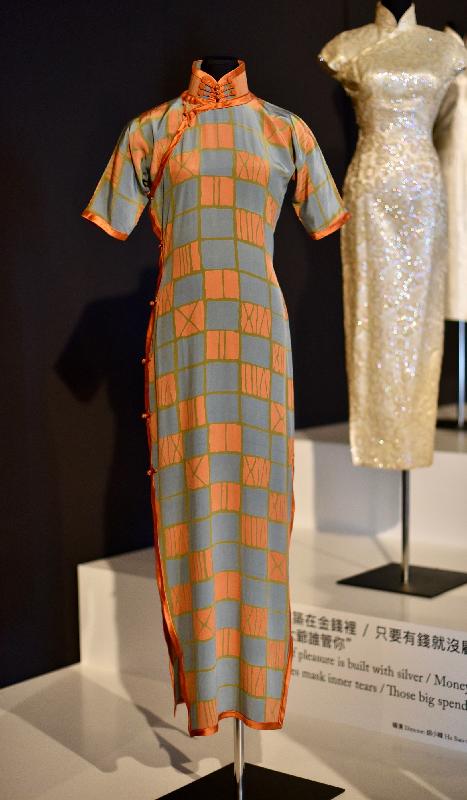 康樂及文化事務署香港電影資料館（資料館）由現在至明年一月一日，在資料館展覽廳舉辦「穿‧越‧時代：旗袍篇」展覽，展出二十四套不同時期的旗袍戲服。圖示張曼玉於《阮玲玉》（1992）中曾穿着的旗袍。