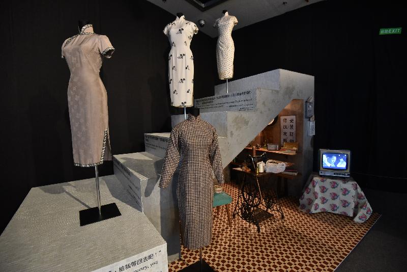 A daily wear of women in bygone days, qipao has become a distinctive kind of costume in cinema. The exhibition "The Stars, the Silver Screen and the Qipao", organised by the Hong Kong Film Archive (HKFA) of the Leisure and Cultural Services Department, is now held at the Exhibition Hall of the HKFA until January 1 next year. The exhibition showcases 24 pieces of qipao dresses featured in movies of different eras, which are presented to visitors in their dazzling glamour.