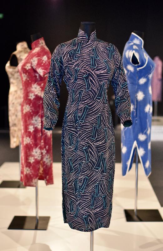 The exhibition "The Stars, the Silver Screen and the Qipao", organised by the Hong Kong Film Archive (HKFA) of the Leisure and Cultural Services Department, is now held at the Exhibition Hall of the HKFA until January 1 next year. The exhibition showcases 24 pieces of qipao dresses featured in movies of different eras. Photo shows the qipao worn by Bai Guang in "Blood Will Tell" (1949).