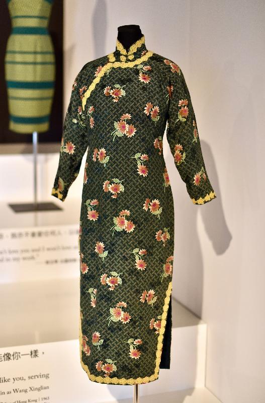 The exhibition "The Stars, the Silver Screen and the Qipao", organised by the Hong Kong Film Archive (HKFA) of the Leisure and Cultural Services Department, is now held at the Exhibition Hall of the HKFA until January 1 next year. The exhibition showcases 24 pieces of qipao dresses featured in movies of different eras. Photo shows the qipao worn by Linda Lin Dai in "The Orphan Girl" (1956).