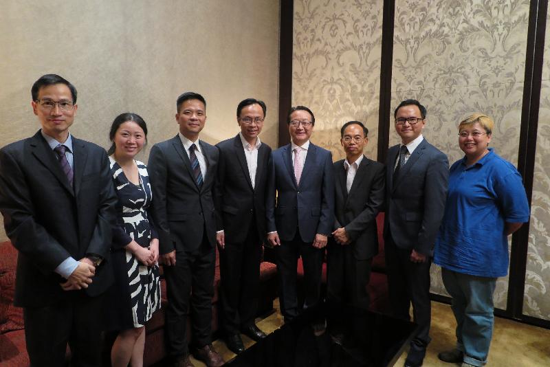 The Secretary for Constitutional and Mainland Affairs, Mr Patrick Nip, today (September 8) met with Hong Kong people working in Shenzhen to better understand their work and life there. Photo shows Mr Nip (fourth left) and the Director of the Hong Kong Economic and Trade Office in Guangdong, Mr Albert Tang (sixth left), with the Hongkongers.