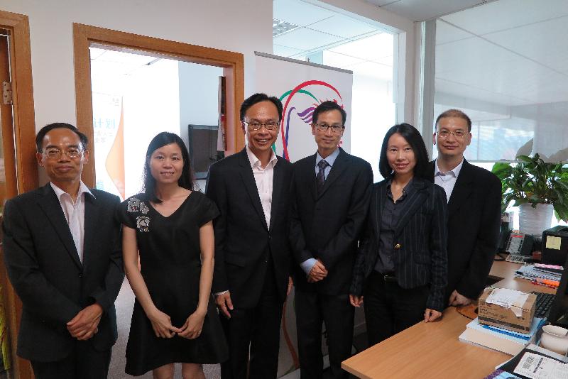 The Secretary for Constitutional and Mainland Affairs, Mr Patrick Nip, today (September 8) visited the Shenzhen Liaison Unit (SZLU) of the Hong Kong Special Administrative Region Government. Photo shows Mr Nip (third left), with the Director of the Hong Kong Economic and Trade Office in Guangdong, Mr Albert Tang (first left); the Director of the SZLU, Mr Alfred Tang (fourth left); and other SZLU staff members.