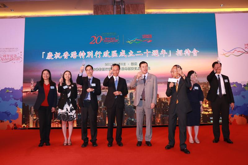 The Secretary for Constitutional and Mainland Affairs, Mr Patrick Nip, attended a reception in celebration of the 20th anniversary of the establishment of the Hong Kong Special Administrative Region (HKSAR) in Shenzhen this evening (September 8). Photo shows Mr Nip (fourth left); the Vice Mayor of Shenzhen, Mr Ai Xuefeng (fifth left); the Director of the Hong Kong Economic and Trade Office in Guangdong, Mr Albert Tang (sixth left); the Director of the Shenzhen Liaison Unit of the HKSAR Government, Mr Alfred Tang (third left); and other officiating guests at the toasting ceremony.