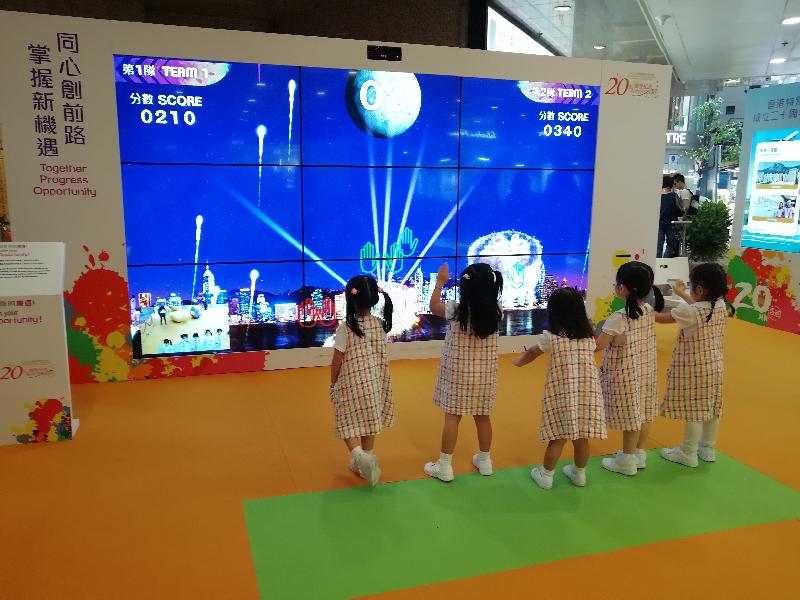 「香港特别行政区成立二十周年巡回展览」今日（九月八日）移师铜锣湾时代广场举行最后一场。图示小朋友在展览会场参加互动游戏。