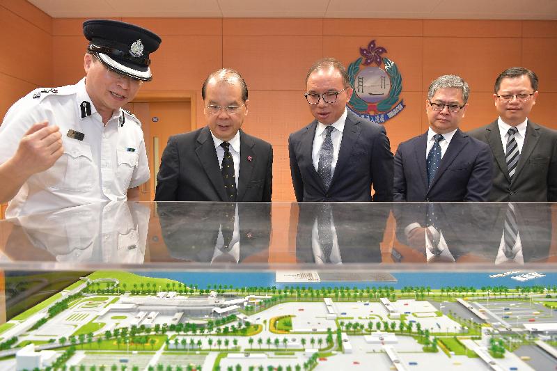 The Chief Secretary for Administration, Mr Matthew Cheung Kin-chung (second left) receives a briefing on the immigration control work of the Shenzhen Bay Control Point as well as the operation of its co-location arrangement at the Shenzhen Bay Control Pointthis morning (September 8).