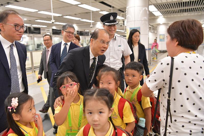The Chief Secretary for Administration, Mr Matthew Cheung Kin-chung (second left), visits the Shenzhen Bay Control Point this morning (September 8) to understand the use of the control point by cross-boundary students.