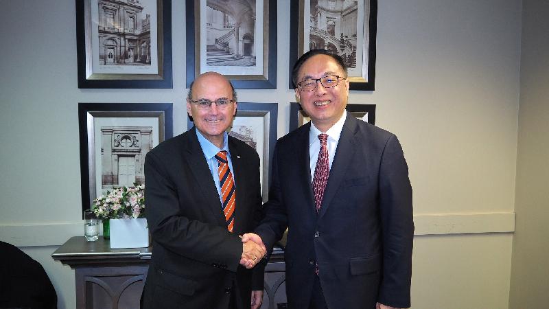 The Secretary for Innovation and Technology, Mr Nicholas W Yang (right), meets with the Minister for Industry, Innovation and Science, Mr Arthur Sinodinos, in Sydney, Australia, this morning (September 8).