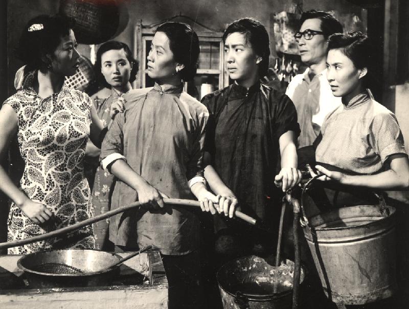 康乐及文化事务署香港电影资料馆十月以「小城内外的韦伟」为题，选映七部韦伟不同时期的作品。图示《水火之间》（1955）剧照。