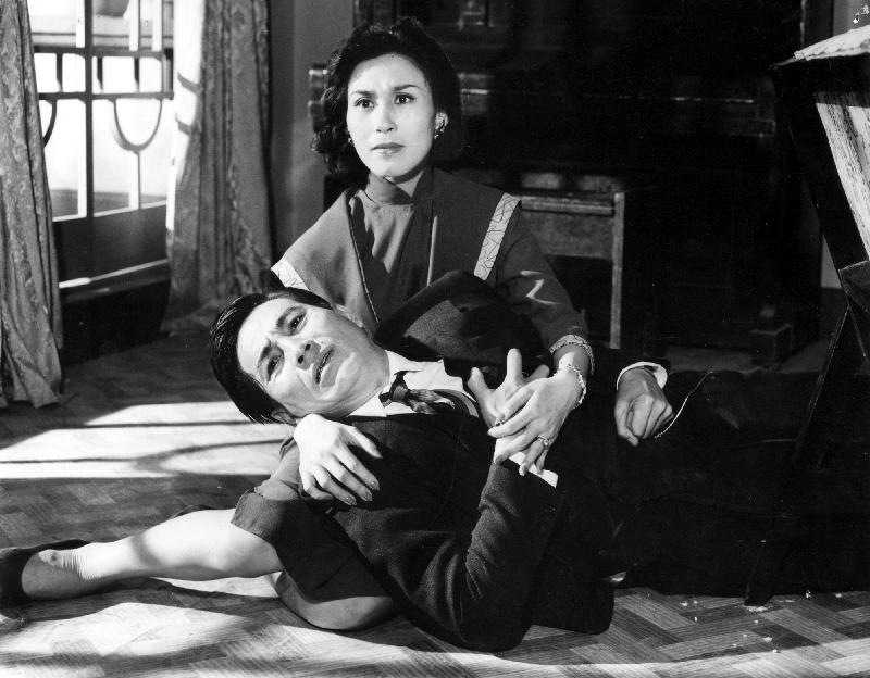 康乐及文化事务署香港电影资料馆十月以「小城内外的韦伟」为题，选映七部韦伟不同时期的作品。图示《寂寞的心》（1956）剧照。