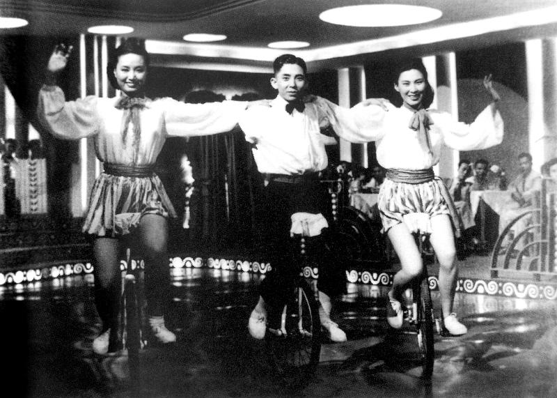 The Hong Kong Film Archive of the Leisure and Cultural Services Department will present "From Small Town to the Big Screen: A Retrospective on Wei Wei" in October by screening seven films from different phases of Wei Wei's career. Picture shows a film still of "The Show Must Go On" (1952).