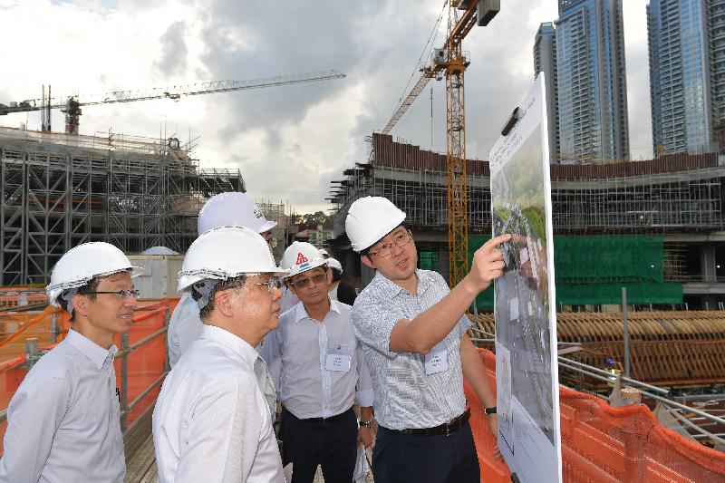 The Chief Secretary for Administration, Mr Matthew Cheung Kin-chung (second left), this afternoon (September 8)visits the construction site of the new Liantang/Heung Yuen Wai Boundary Control Point for an update on the works progress from officers of the Civil Engineering and Development Department and the Architectural Services Department.
