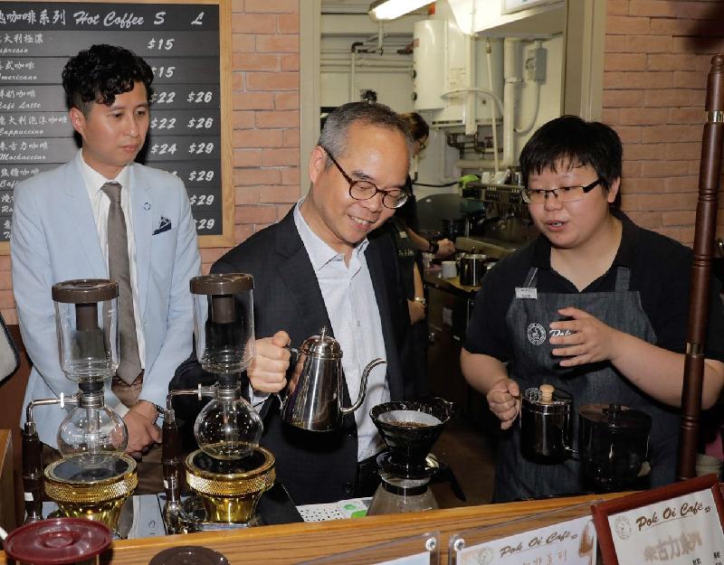 The Secretary for Home Affairs, Mr Lau Kong-wah (centre), today (September 8) visits Yuen Long District and tours Pok Oi Café, a social enterprise in Tin Heng Estate, Tin Shui Wai.