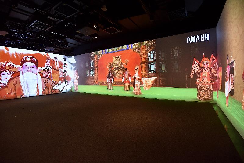 The Cantonese Opera Education and Information Centre at 3/F, Ko Shan Theatre New Wing opened today (September 9). The Centre is divided into six zones. The Stage Set Zone shows stylised performances from the play “Prime Minister of Six States” and explains the meaning behind its traditional staging.
