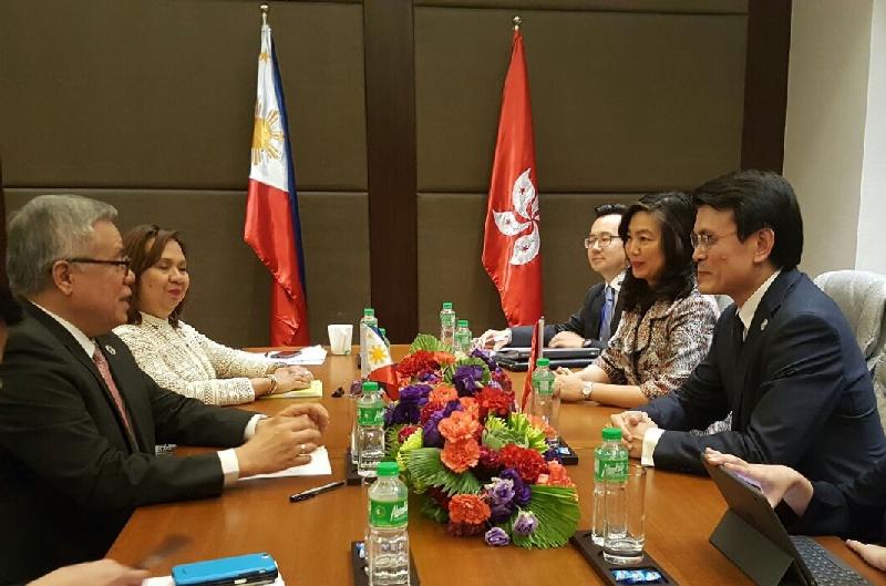 商务及经济发展局局长邱腾华（右一）昨日（九月八日）在工业贸易署署长甄美薇（右二）陪同下，在菲律宾马尼拉与菲律宾贸易和工业部部长Ramon Lopez（左一）举行双边会议，讨论双方共同关注的事项。