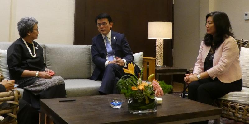 商務及經濟發展局局長邱騰華（中）今日（九月九日）在工業貿易署署長甄美薇（右）陪同下，與泰國商務部部長Apiradi Tantraporn（左）在菲律賓馬尼拉會面，就雙方共同關注的議題交流意見。
