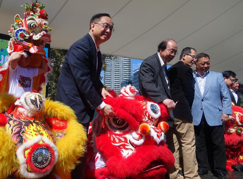 「HK20缤纷嘉年华」今日（悉尼时间九月九日）在悉尼举行。图示创新及科技局局长杨伟雄（左一）与其他嘉宾主持嘉年华开幕礼的点晴仪式。