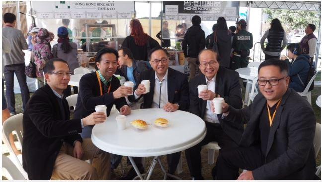  「HK20缤纷嘉年华」今日（悉尼时间九月九日）在悉尼举行。图示创新及科技局局长杨伟雄（中）在美食摊位一尝香港地道美食。