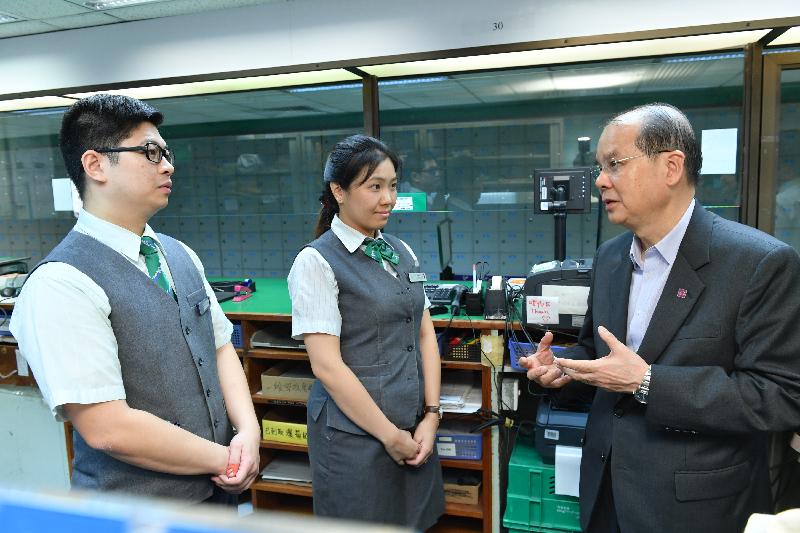 The Chief Secretary for Administration, Mr Matthew Cheung Kin-chung (right), visited the General Post Office in Central this afternoon (September 9) to express his appreciation to Hongkong Post staff for their efforts and outstanding performance in the delivery of United Kingdom student visas.