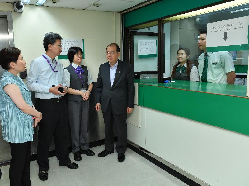 政务司司长张建宗（左四）今日（九月九日）在香港邮政署长梁松泰（左二）陪同下，视察中环邮政总局处理英国留学签证的特别柜位。