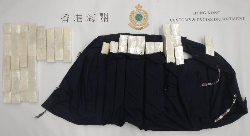 香港海关今日（九月九日）在香港国际机场缉获约二十二公斤怀疑象牙制品，估计市值约四十四万元。图示被检获的怀疑象牙制品及特制背心。
