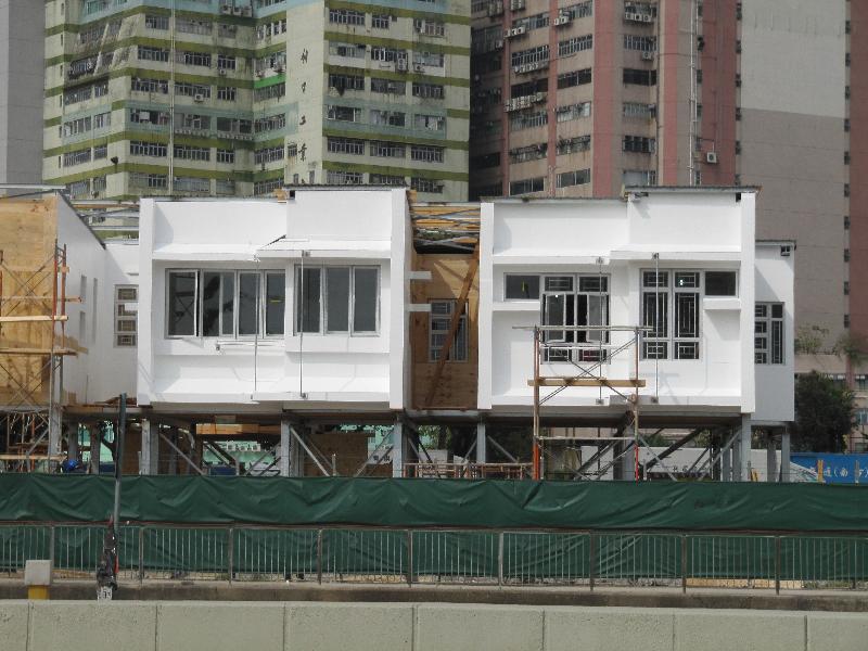 The Hong Kong Housing Authority today (September 10) announced the adoption of acoustic windows to mitigate traffic noise at public housing estates. Photo shows mock-up flats with acoustic windows next to a road with busy traffic for on-site testing.