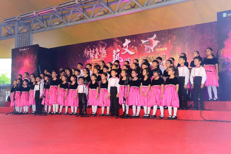「慶祝香港回歸祖國二十周年——文藝綜合匯演2017」九月十七日（星期日）在沙田公園露天劇場舉行。圖示早前舉行的兒童合唱團表演。